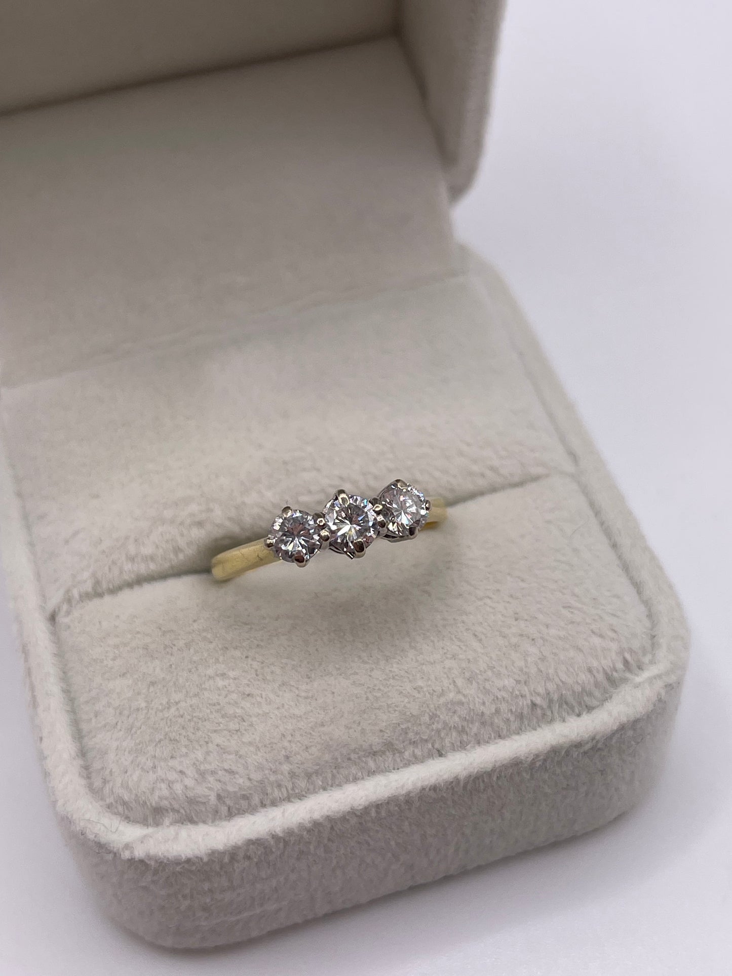 18ct gold 75 point diamond ring