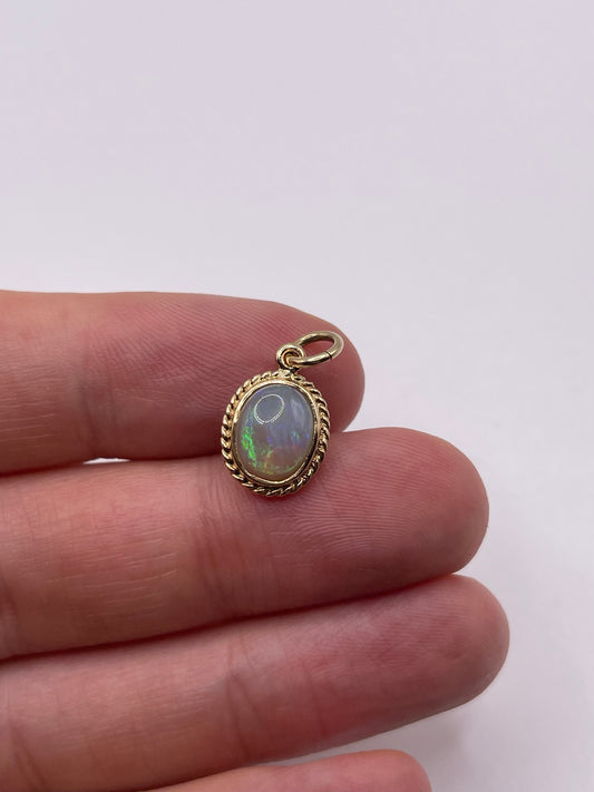 9ct gold opal pendant