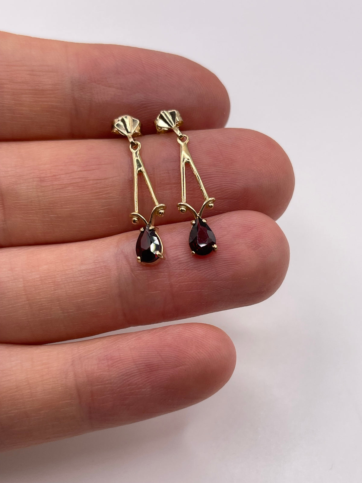 9ct gold garnet earrings