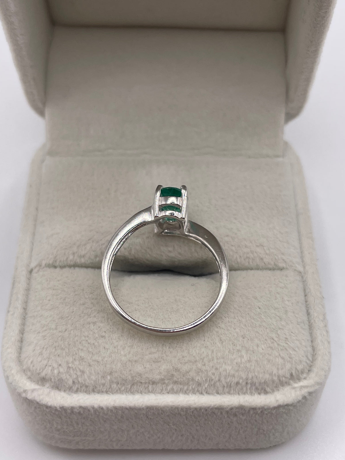9ct white gold emerald ring