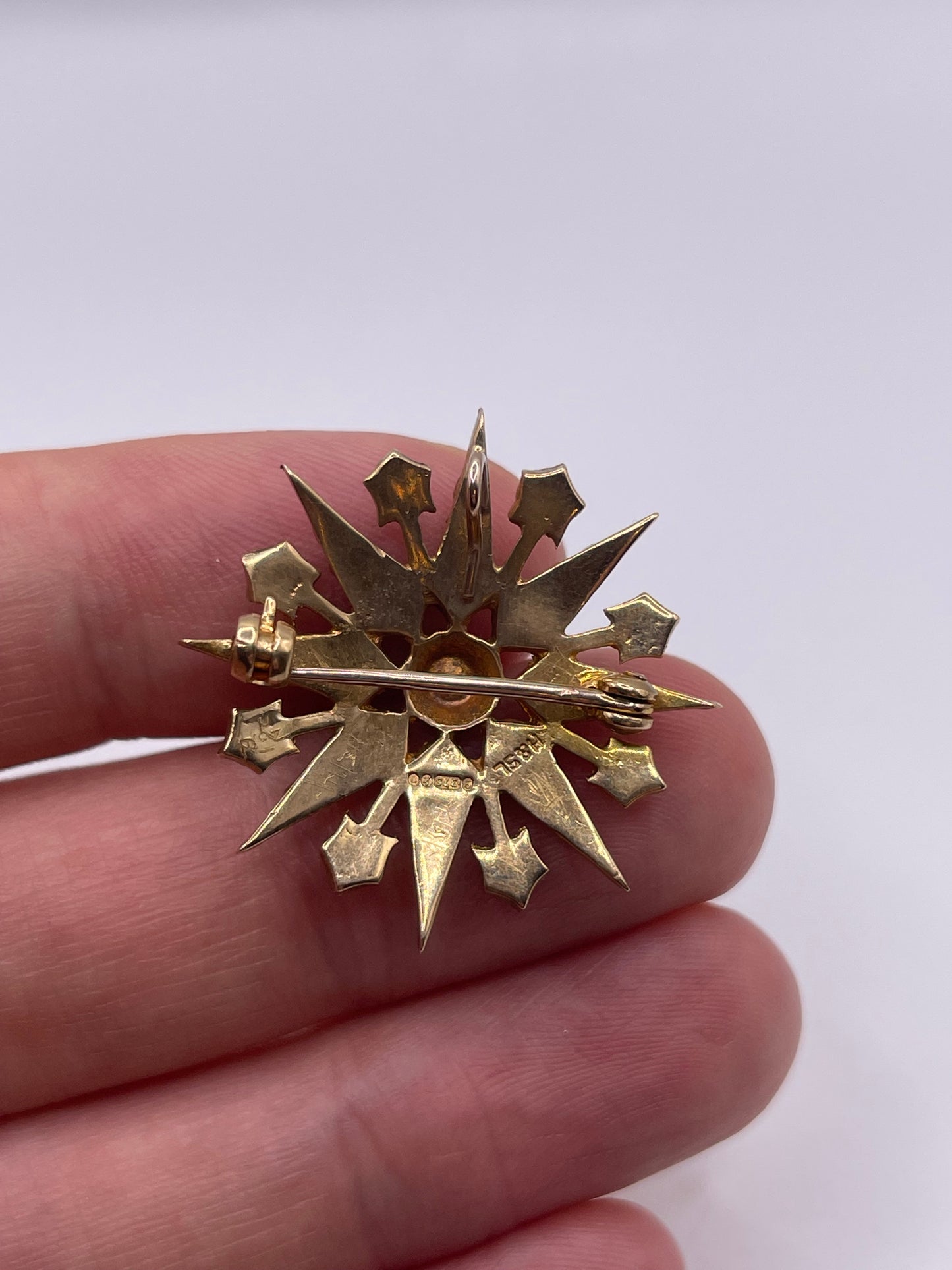 9ct gold pearl star pendant / brooch