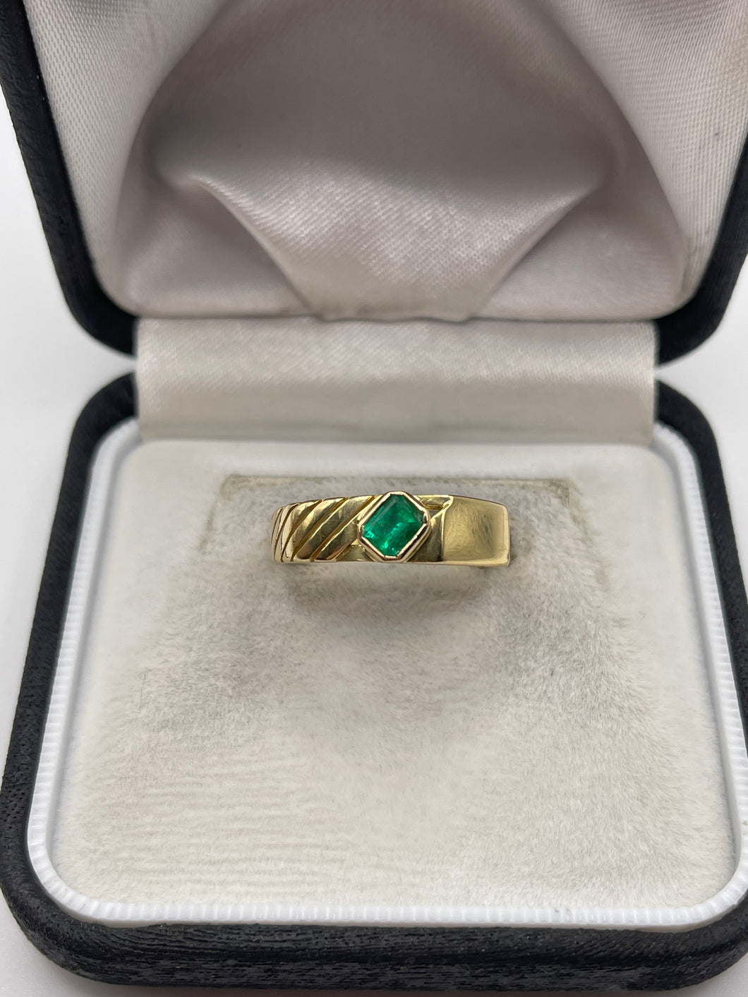 18ct gold emerald ring