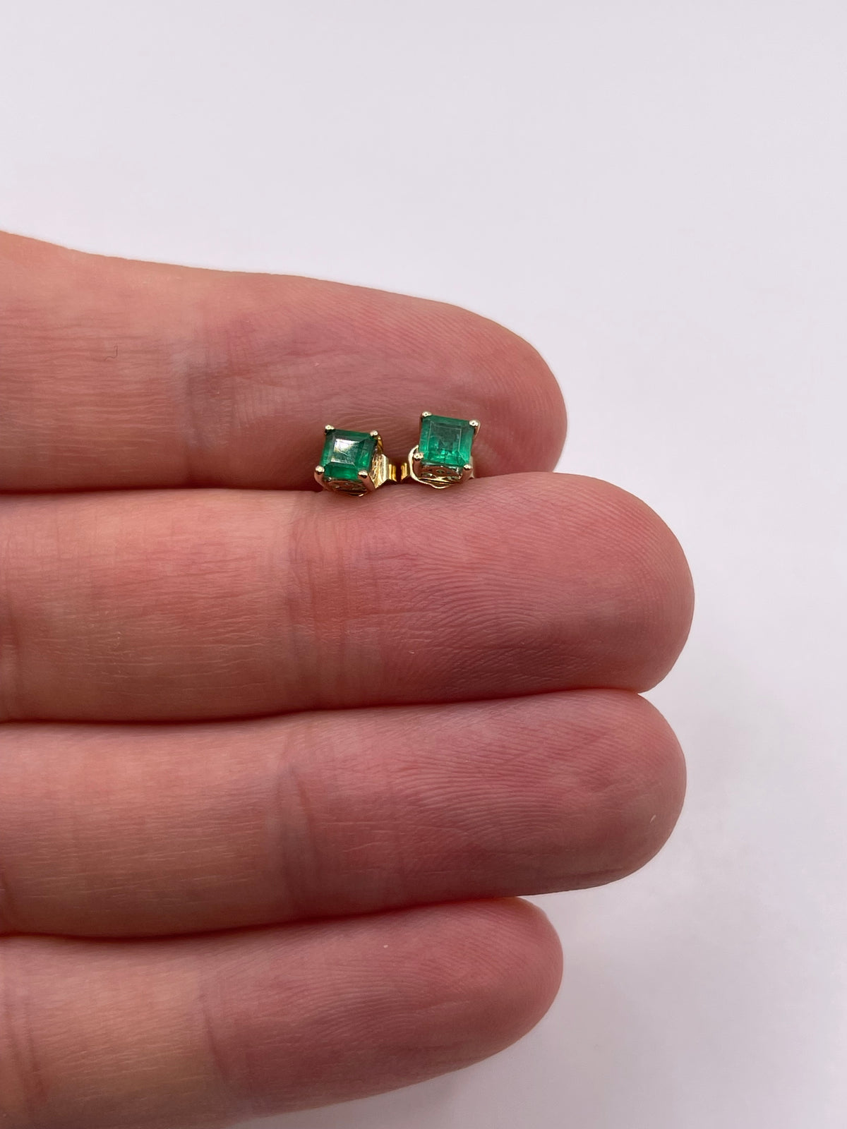 9ct gold emerald earrings