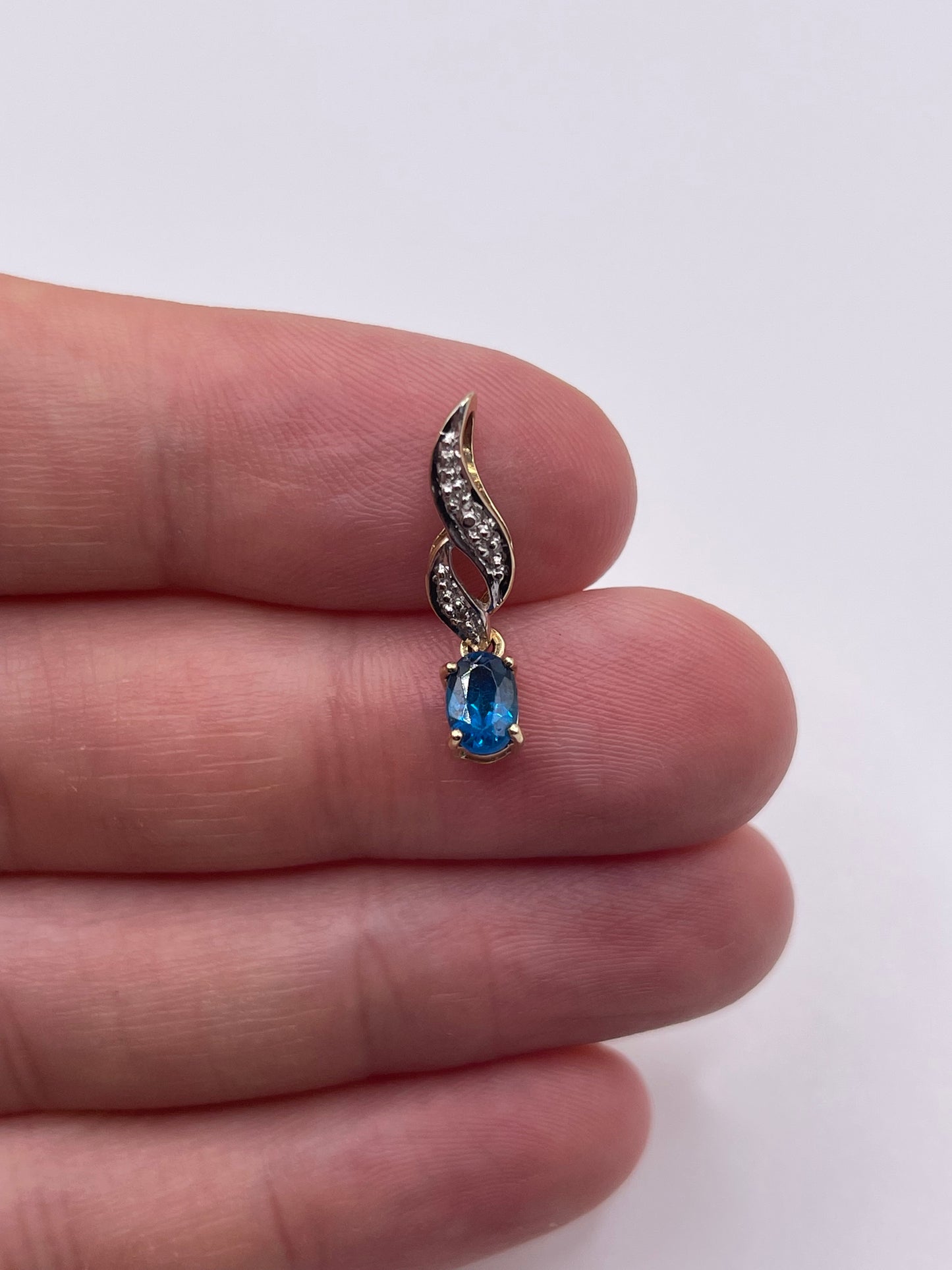 9ct gold apatite and diamond pendant