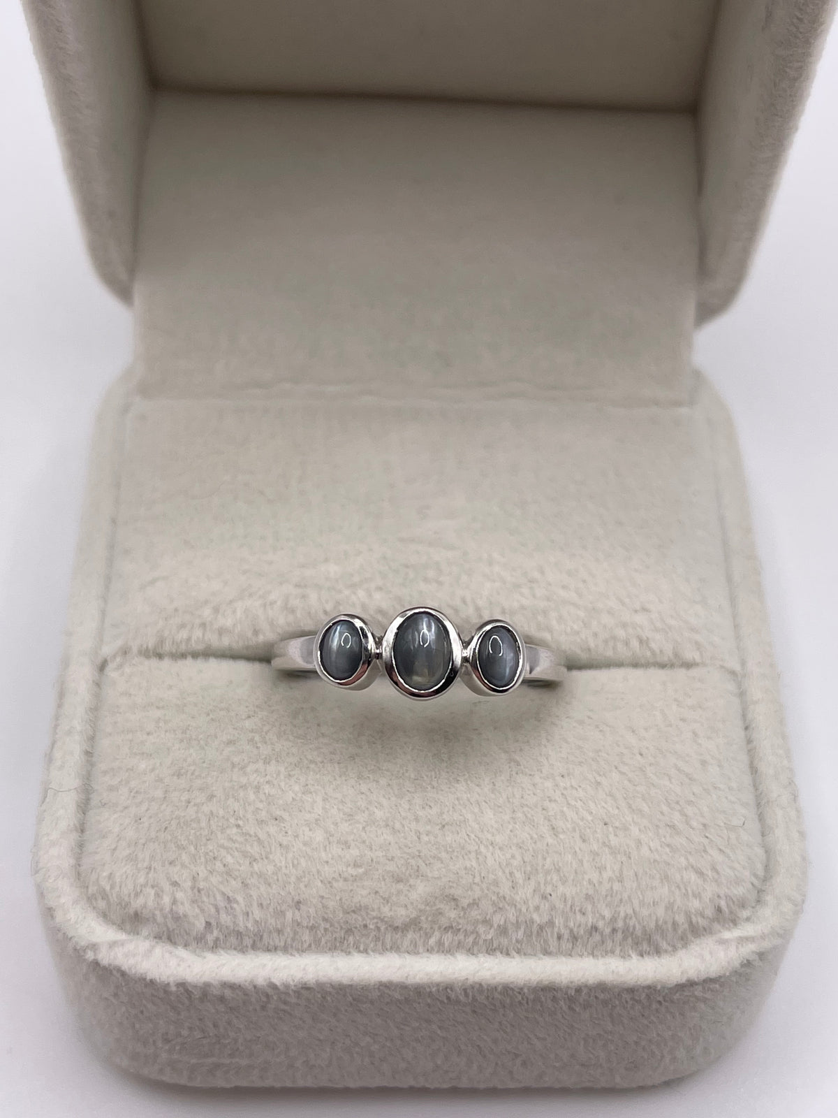 9ct white gold cats eye chrysoberyl ring