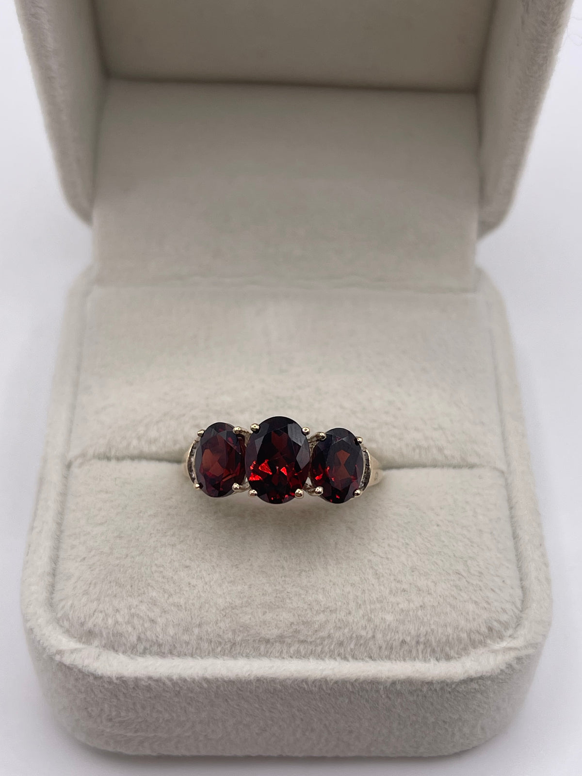 9ct gold garnet and diamond ring
