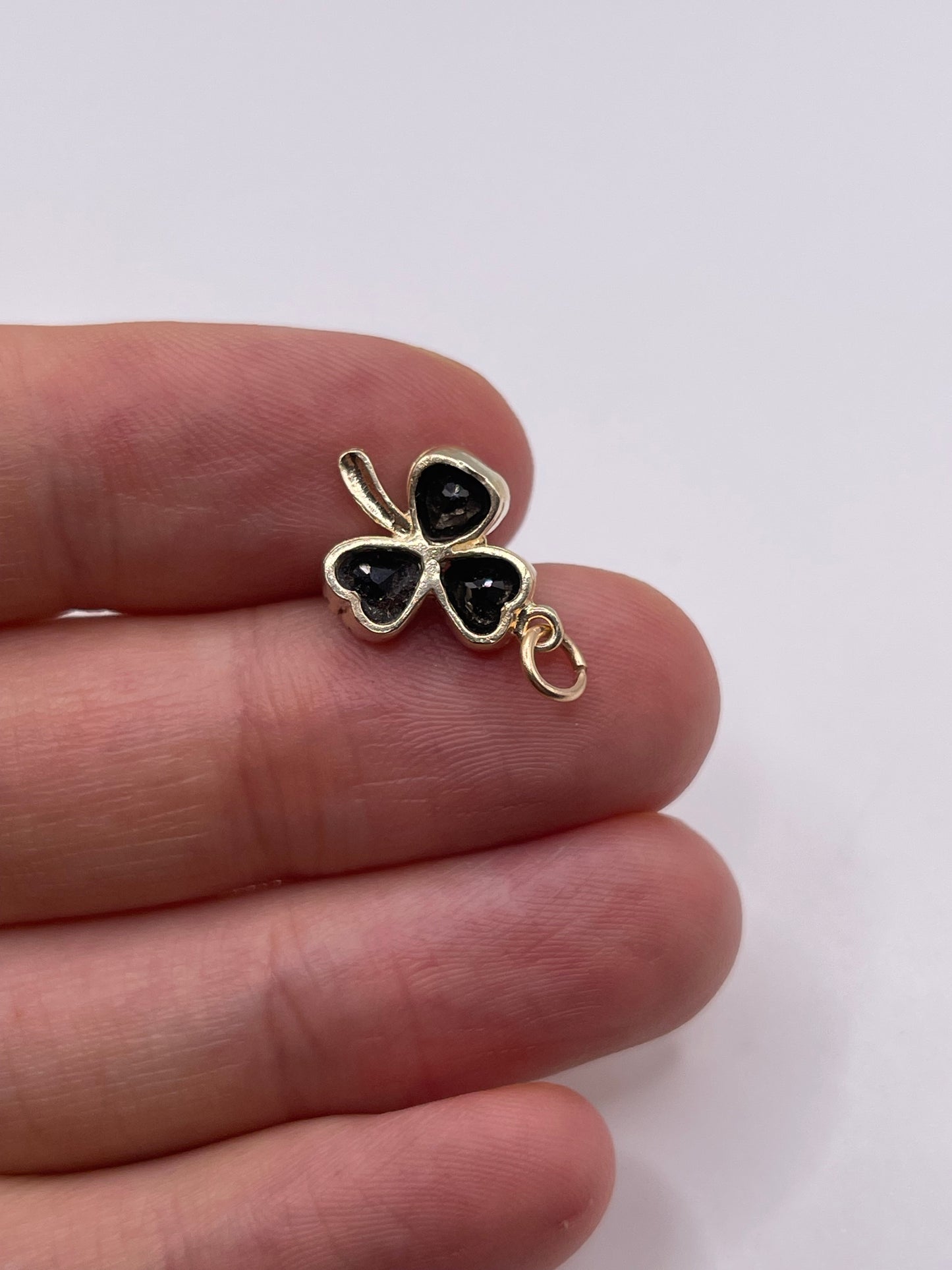 9ct gold sapphire clover pendant