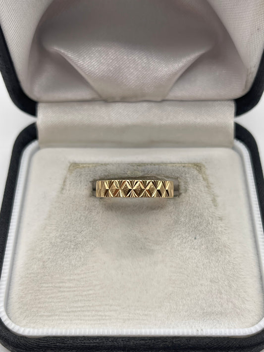 9ct gold patterned band
