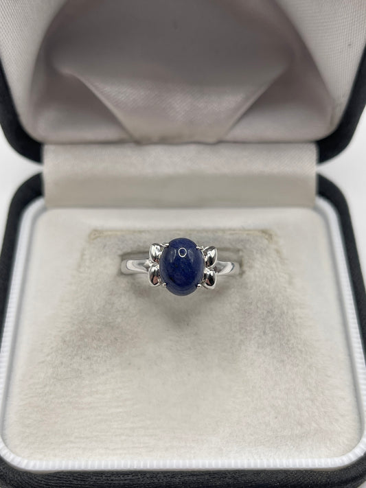 9ct white gold cabochon sapphire ring