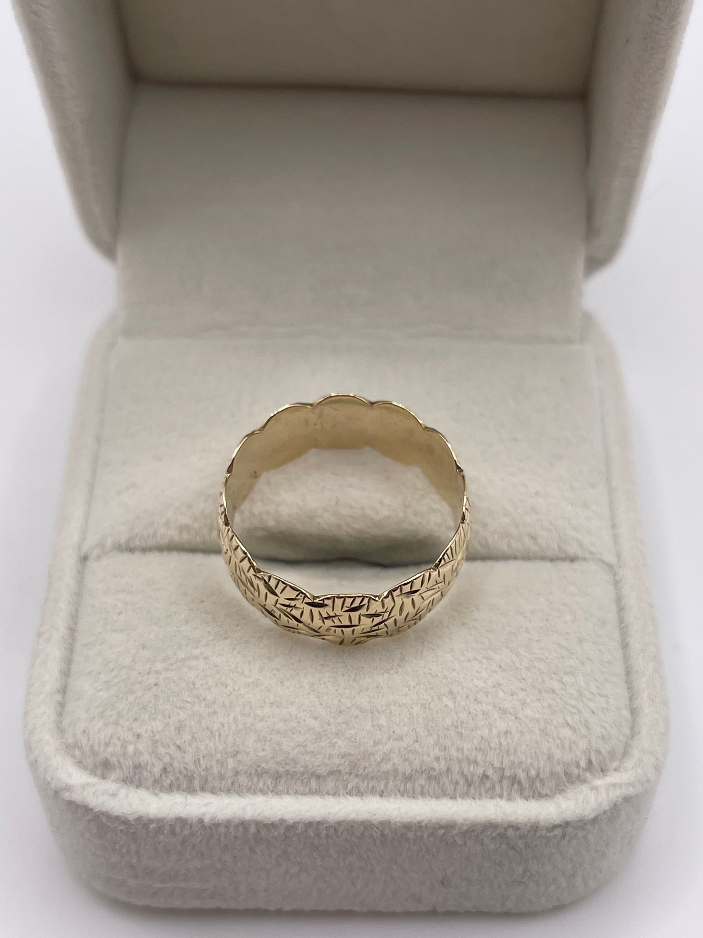 9ct gold patterned band