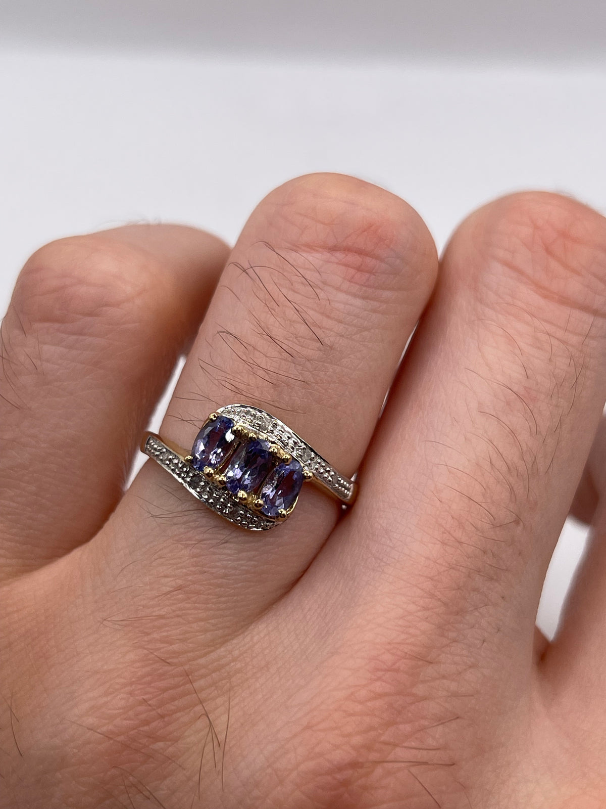 9ct gold tanzanite and diamond ring