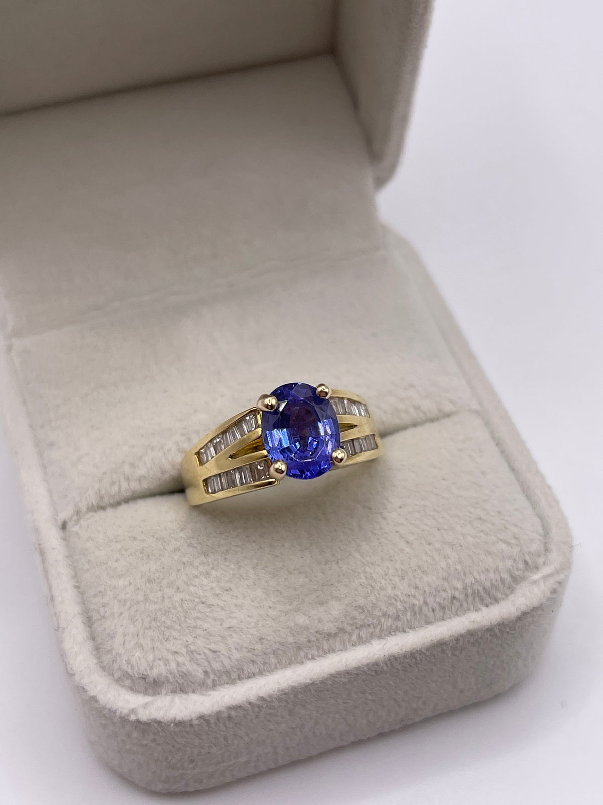 18ct gold tanzanite and diamond ring