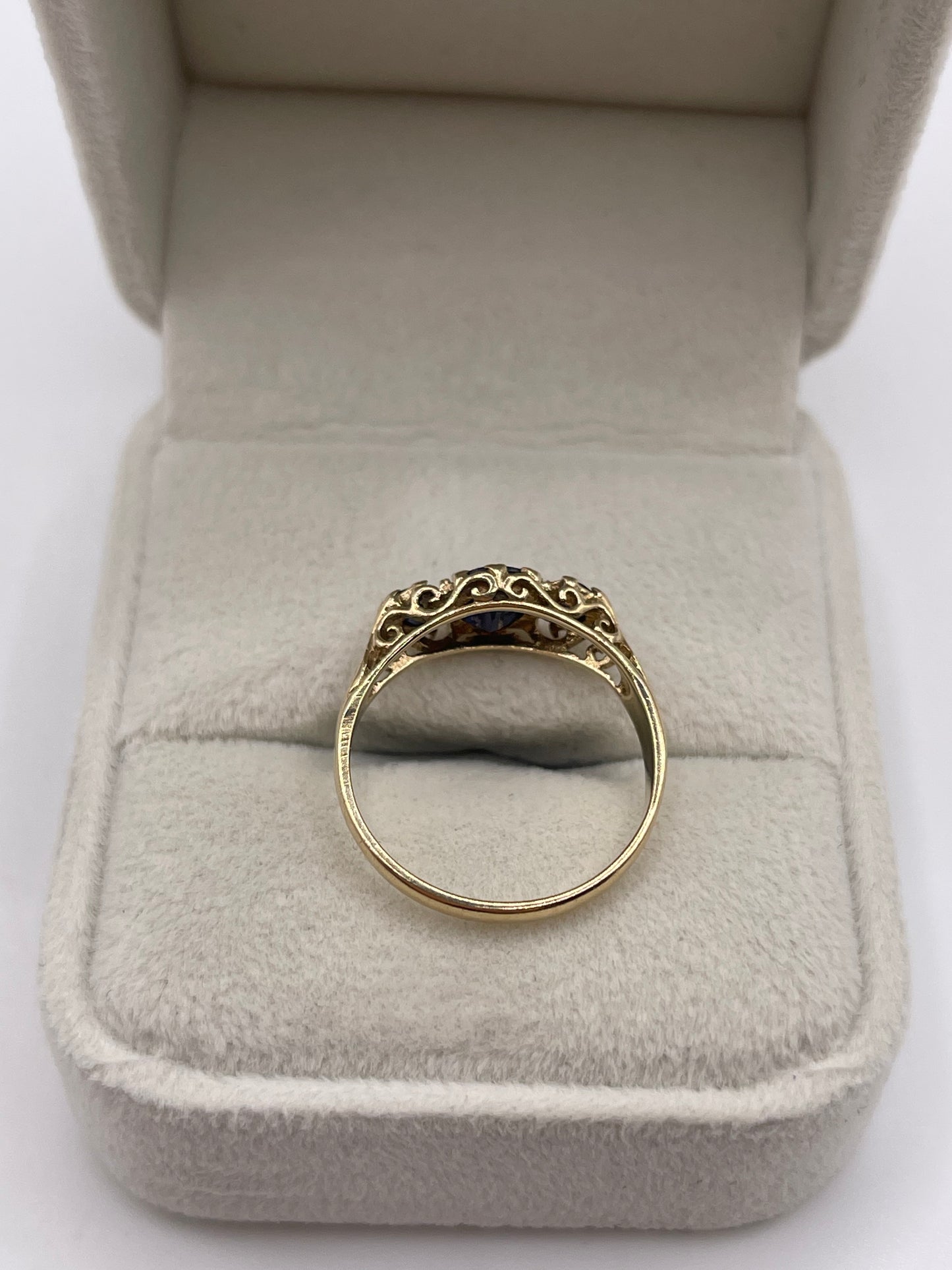 9ct gold sapphire ring