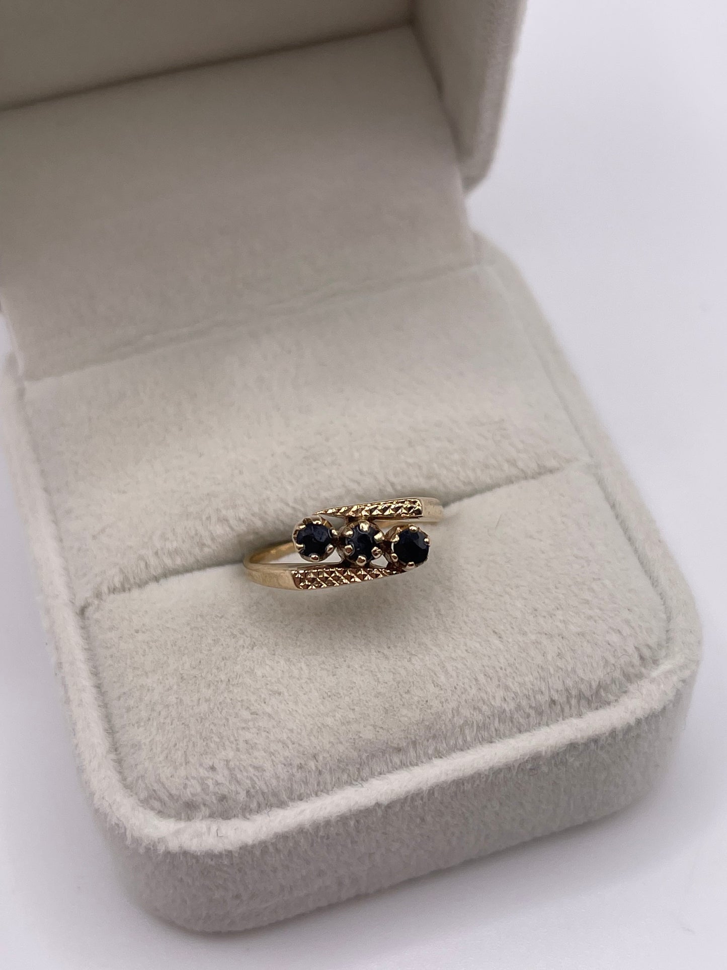 9ct gold sapphire ring