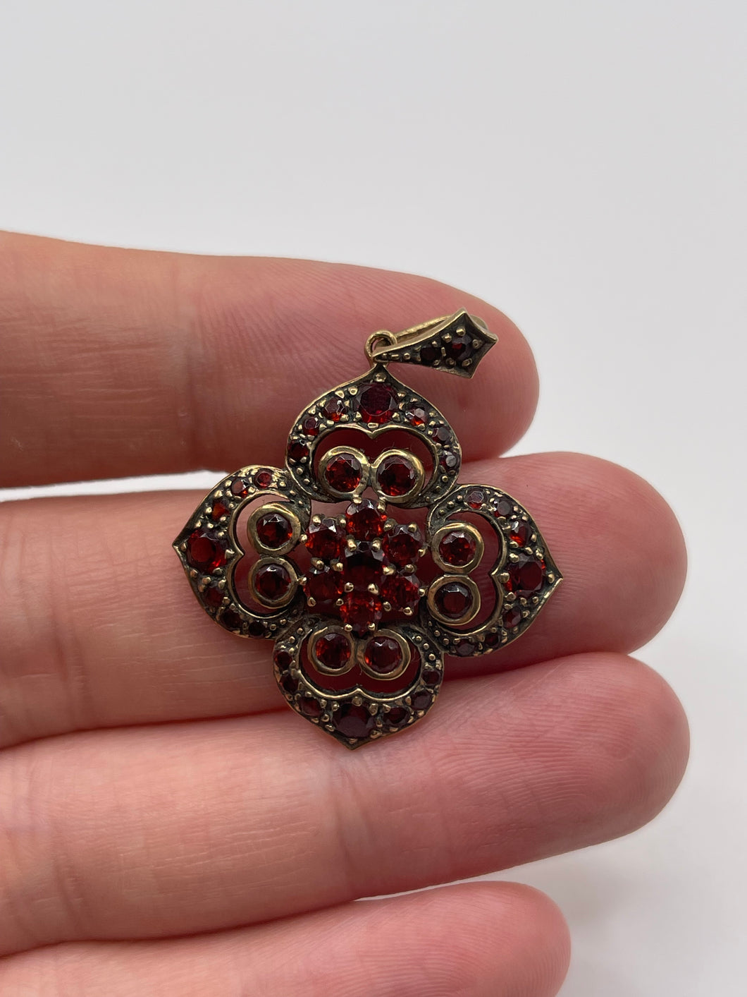 9ct gold garnet cluster pendant