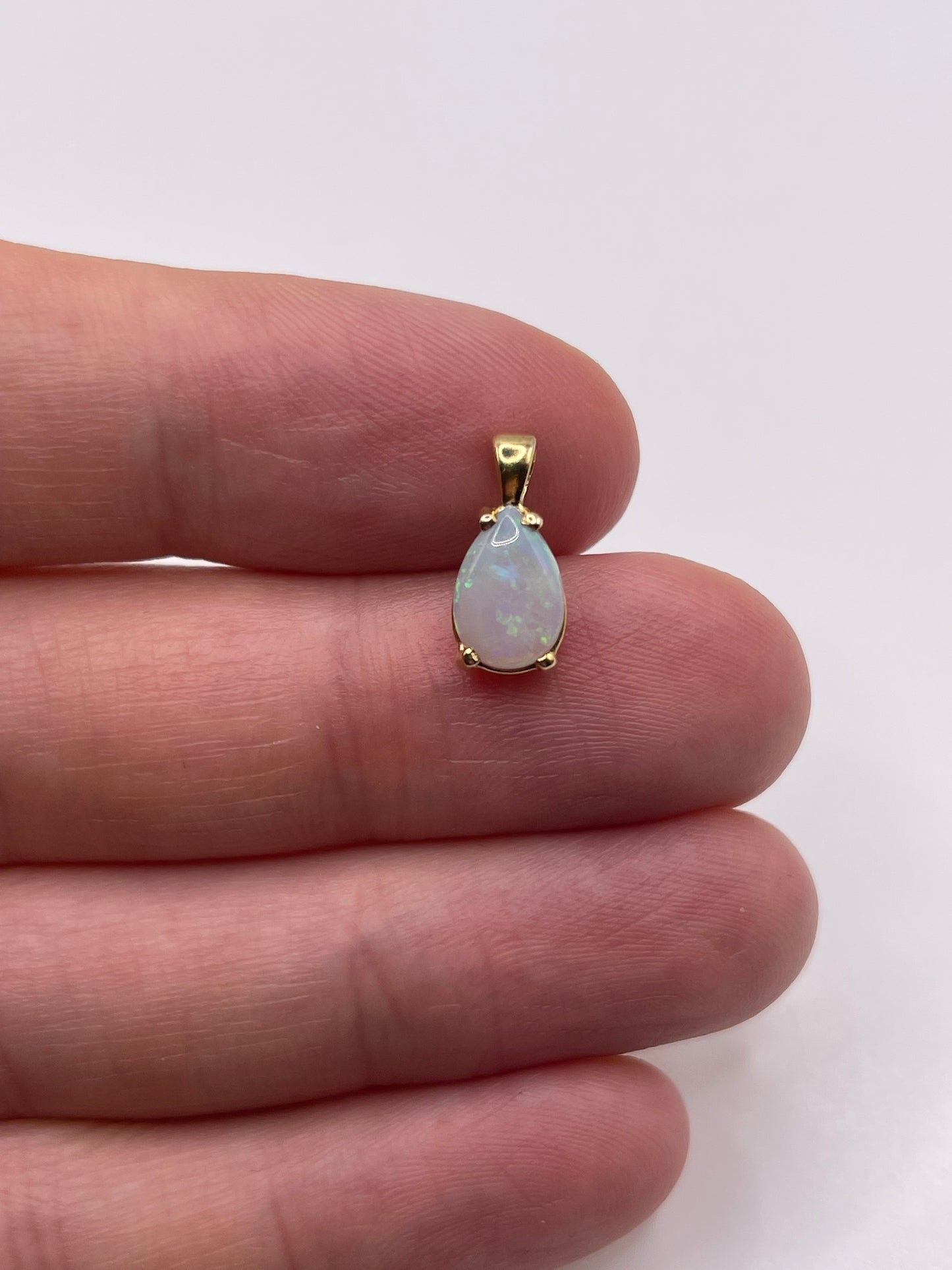 9ct gold opal pendant