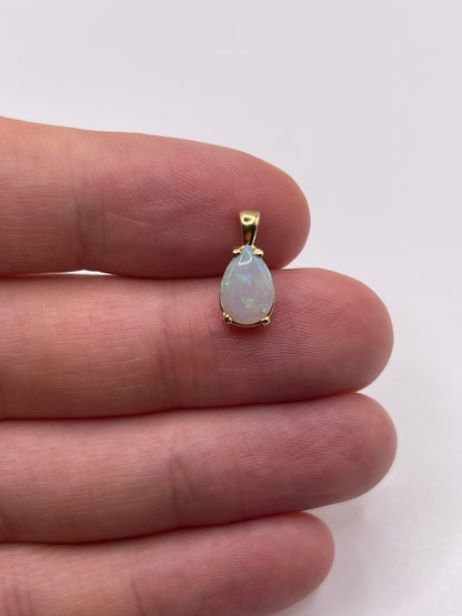 9ct gold opal pendant