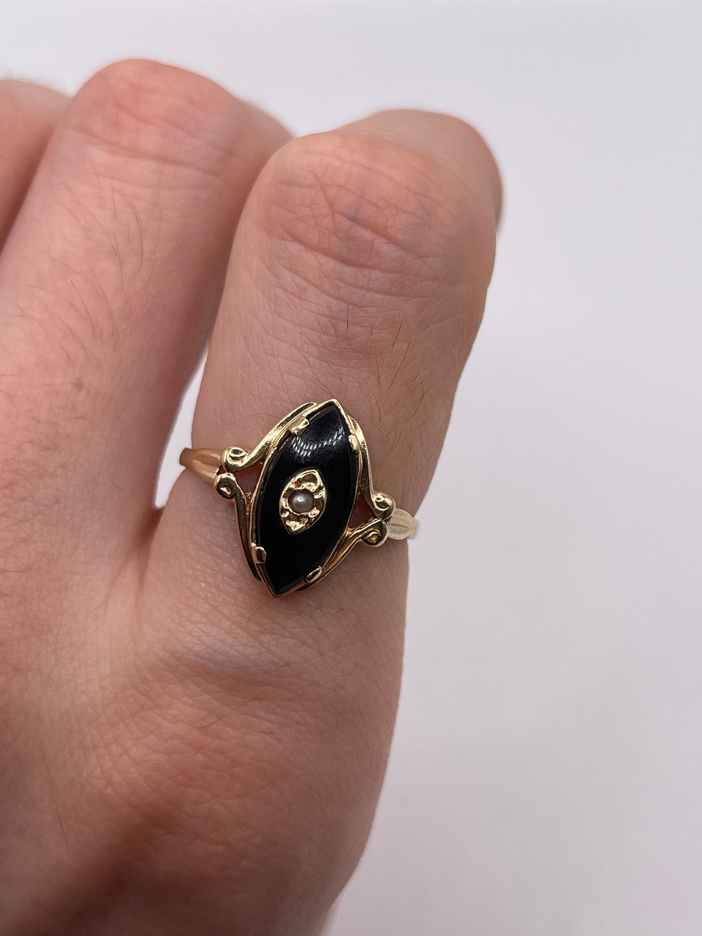 9ct gold onyx and pearl ring