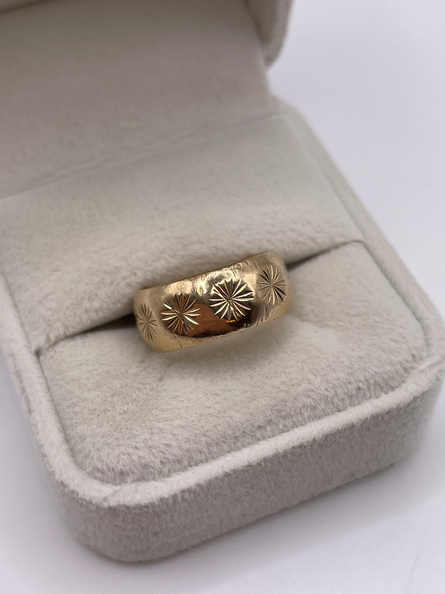 9ct gold patterned band