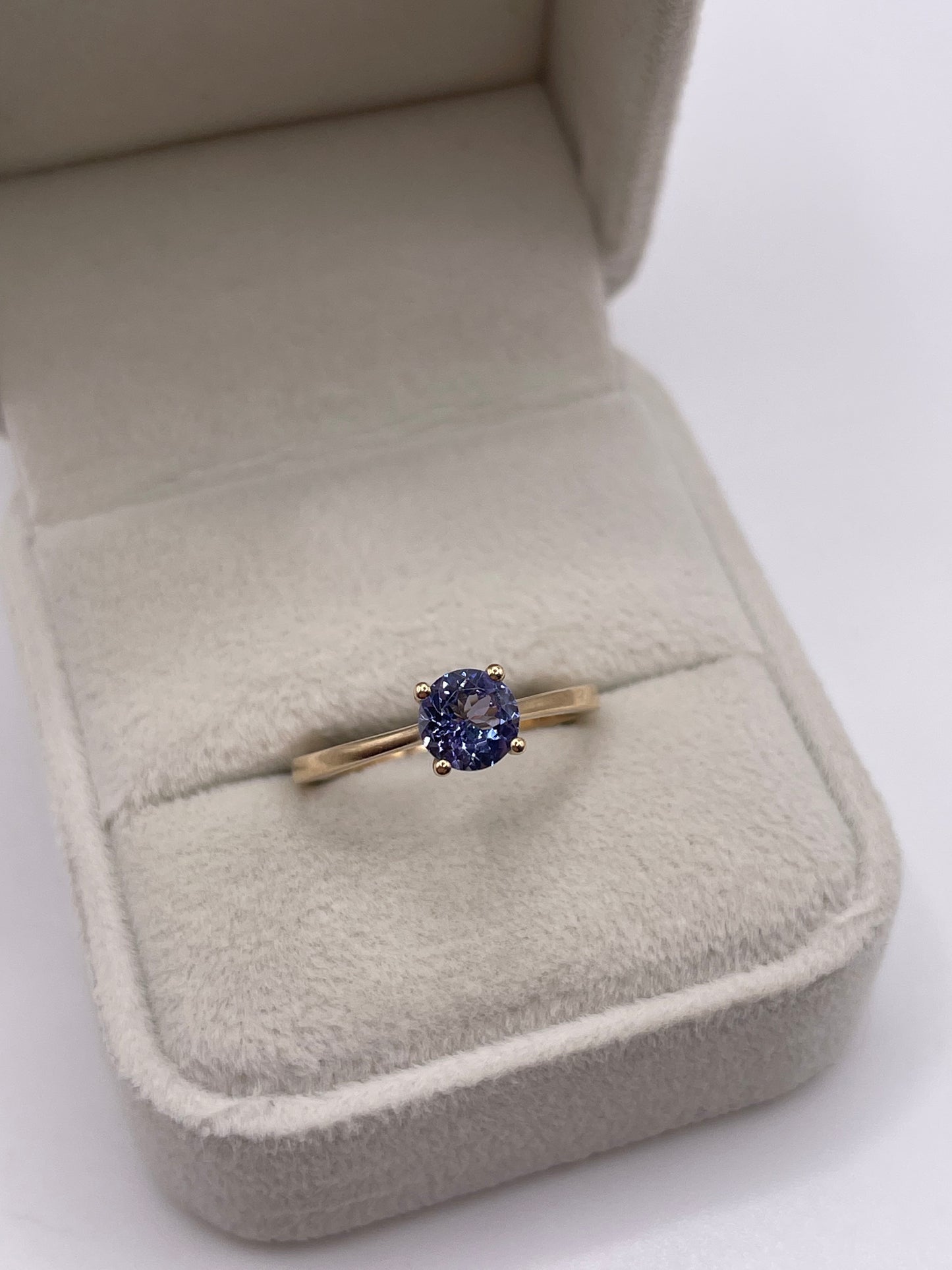 9ct gold tanzanite and emerald ring