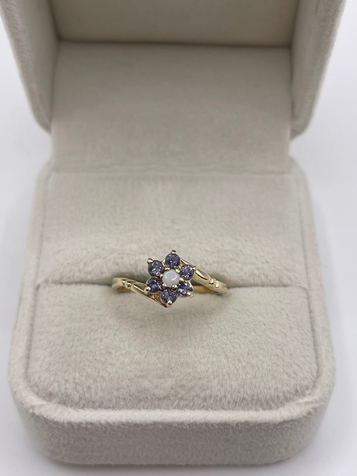 9ct gold tanzanite and opal ring