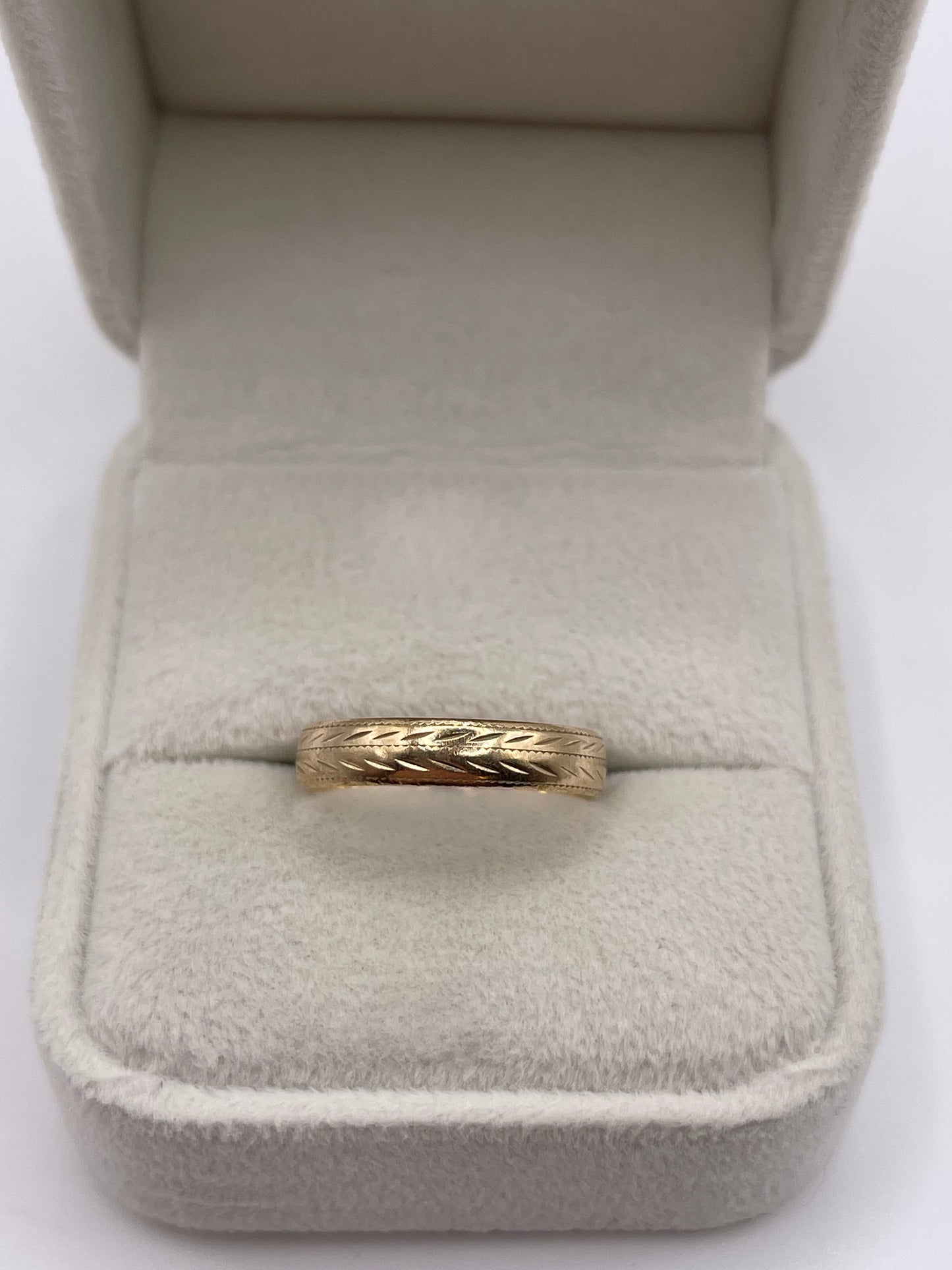 9ct gold patterned band