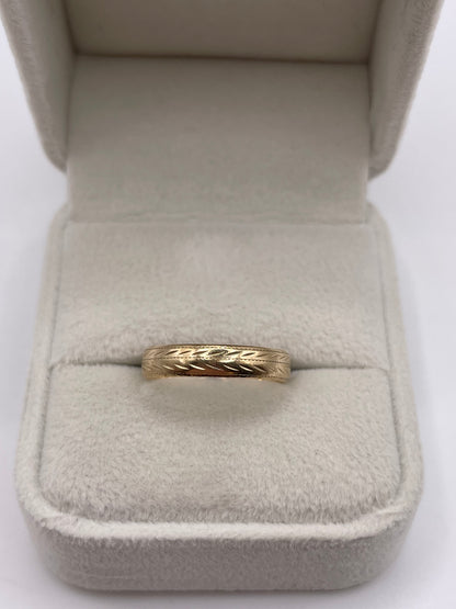 9ct gold patterned band