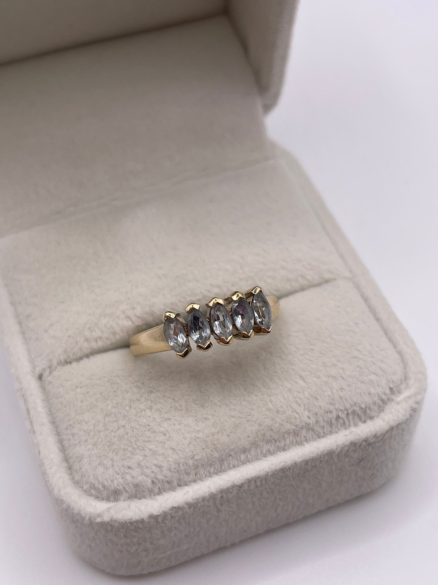 9ct gold aquamarine ring
