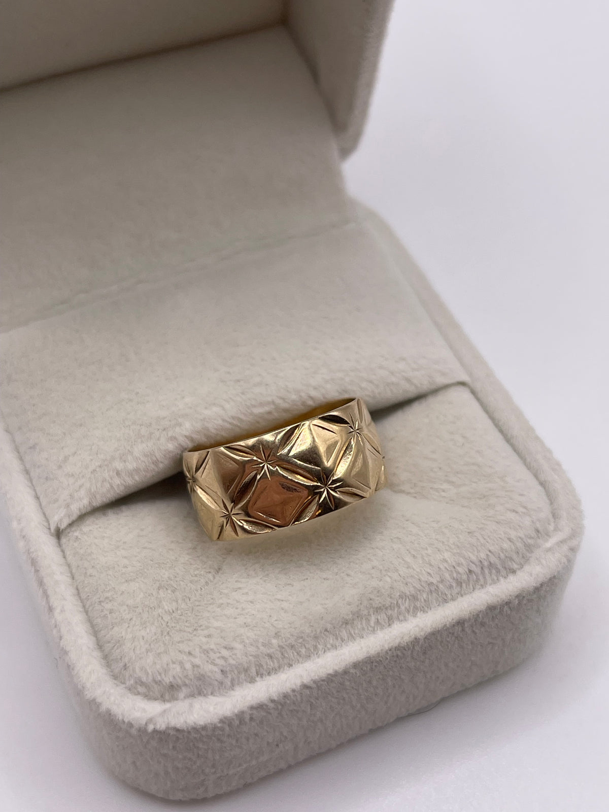 9ct gold patterned band