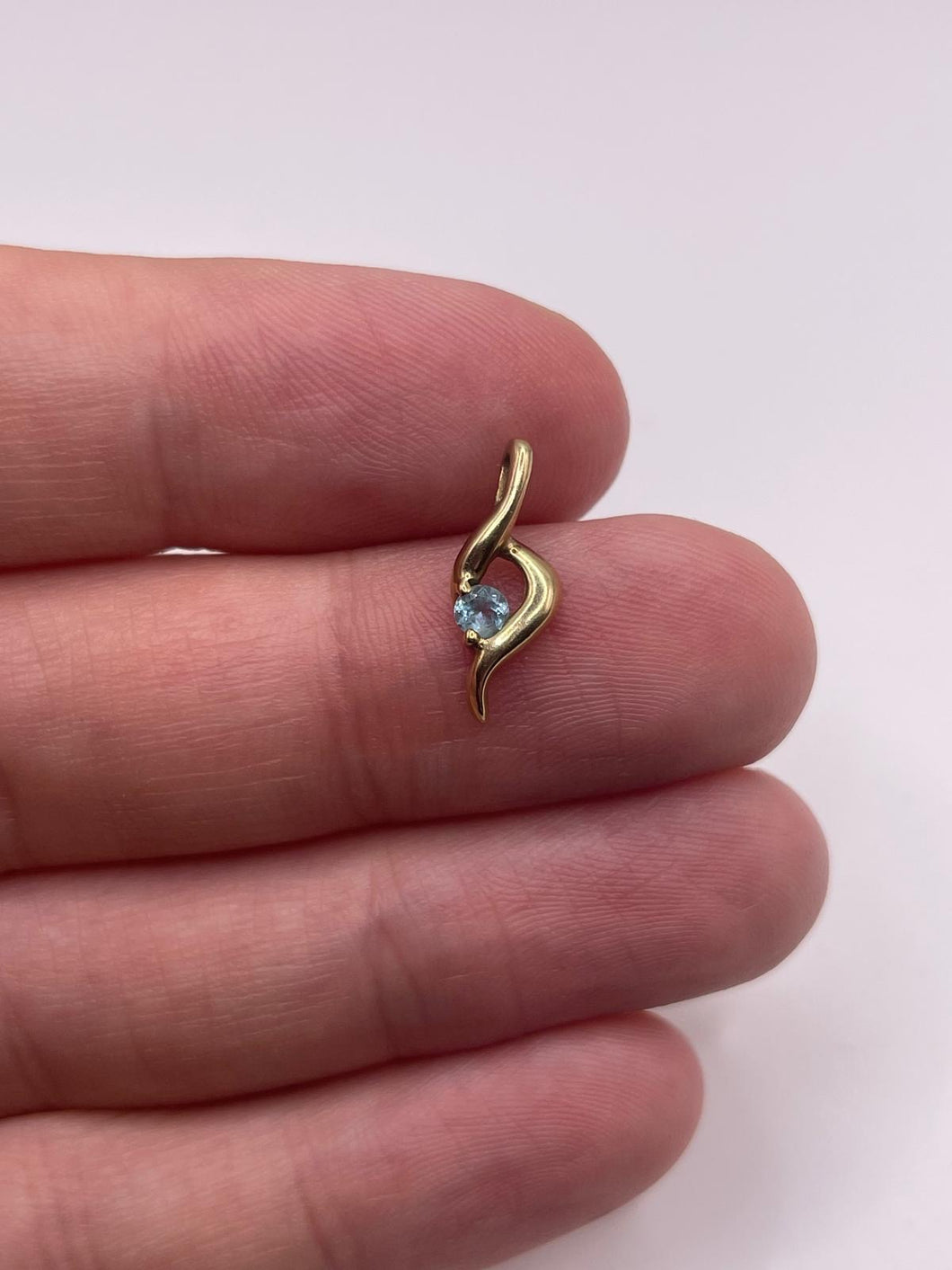 9ct gold blue topaz pendant