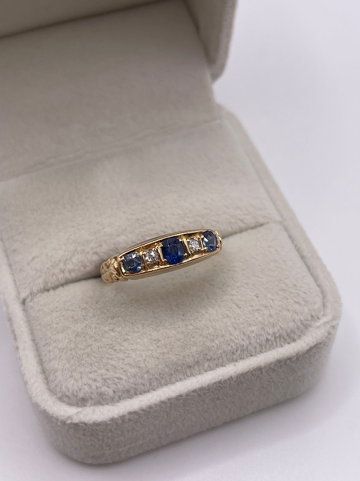Antique 18ct gold sapphire and diamond ring