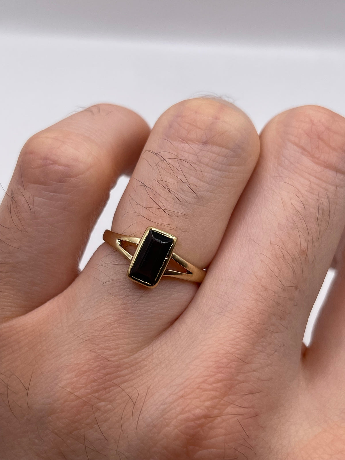 9ct gold garnet ring