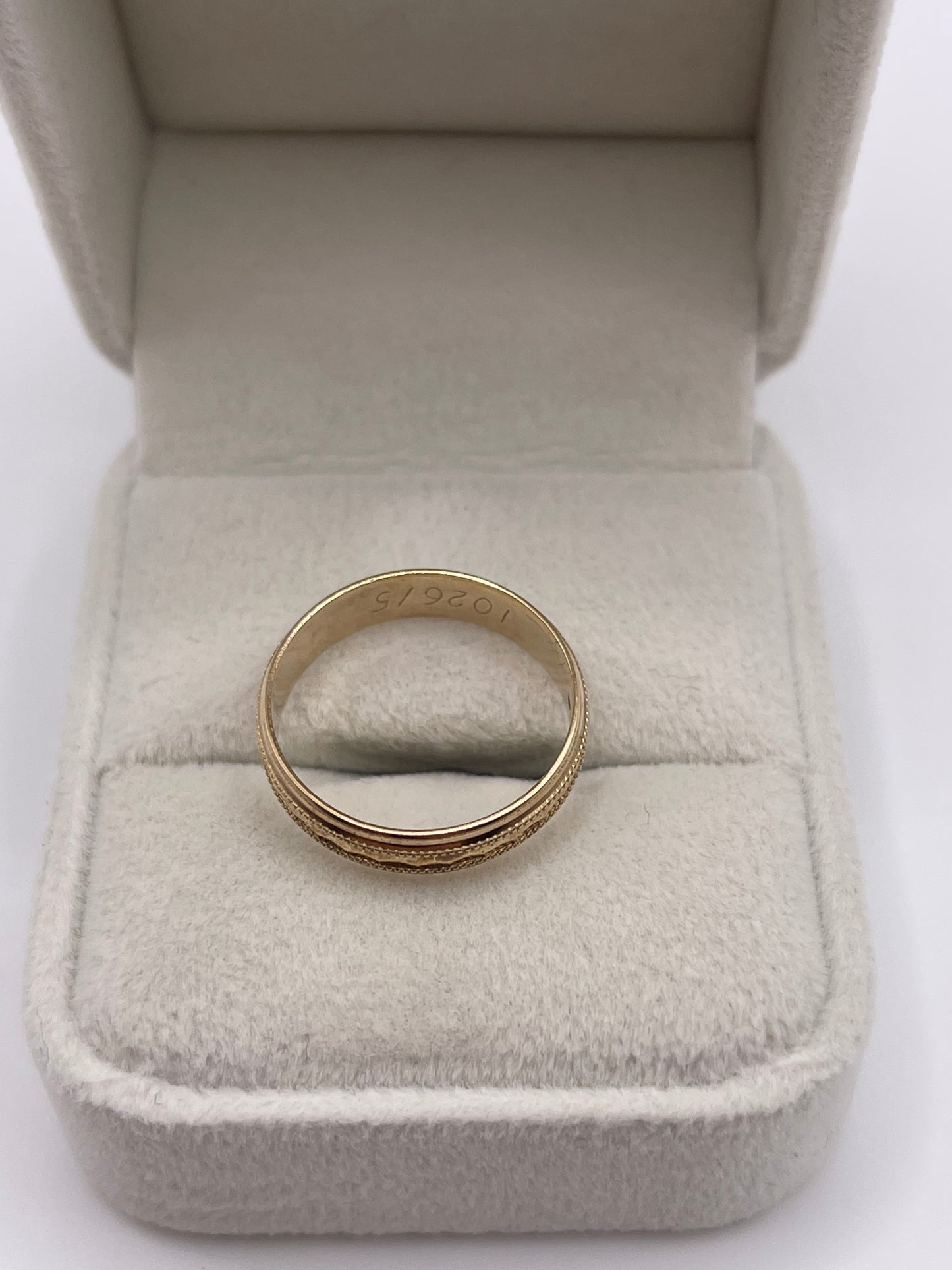 9ct gold patterned band