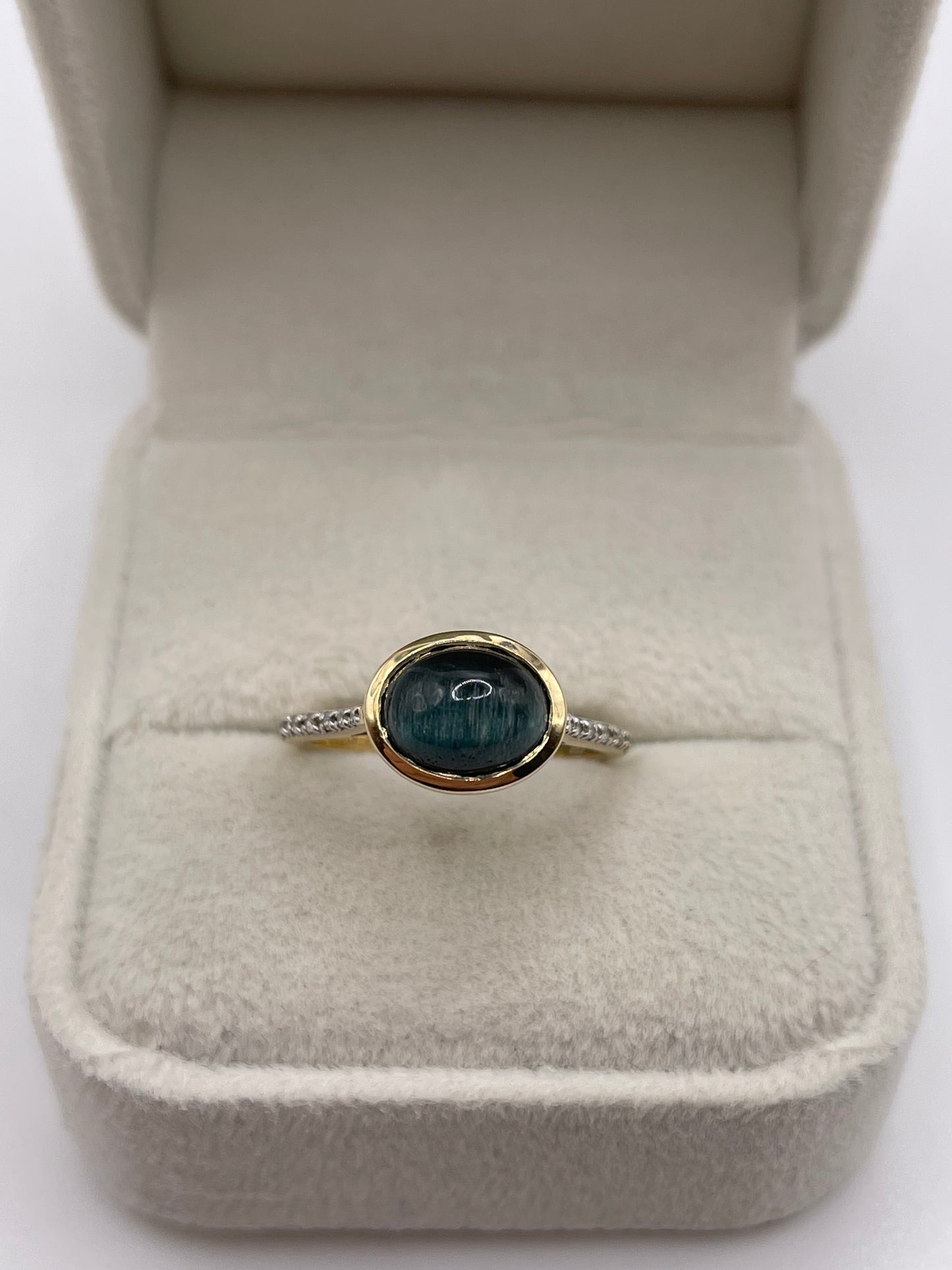 9ct gold cats eye chrysoberyl and diamond ring