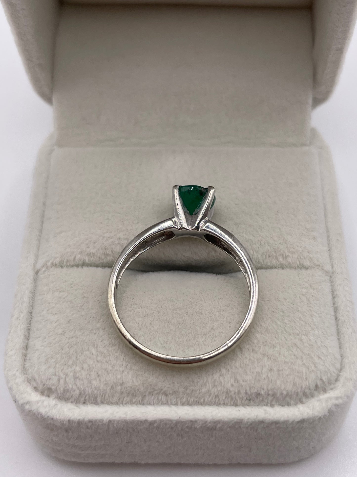 9ct white gold emerald ring