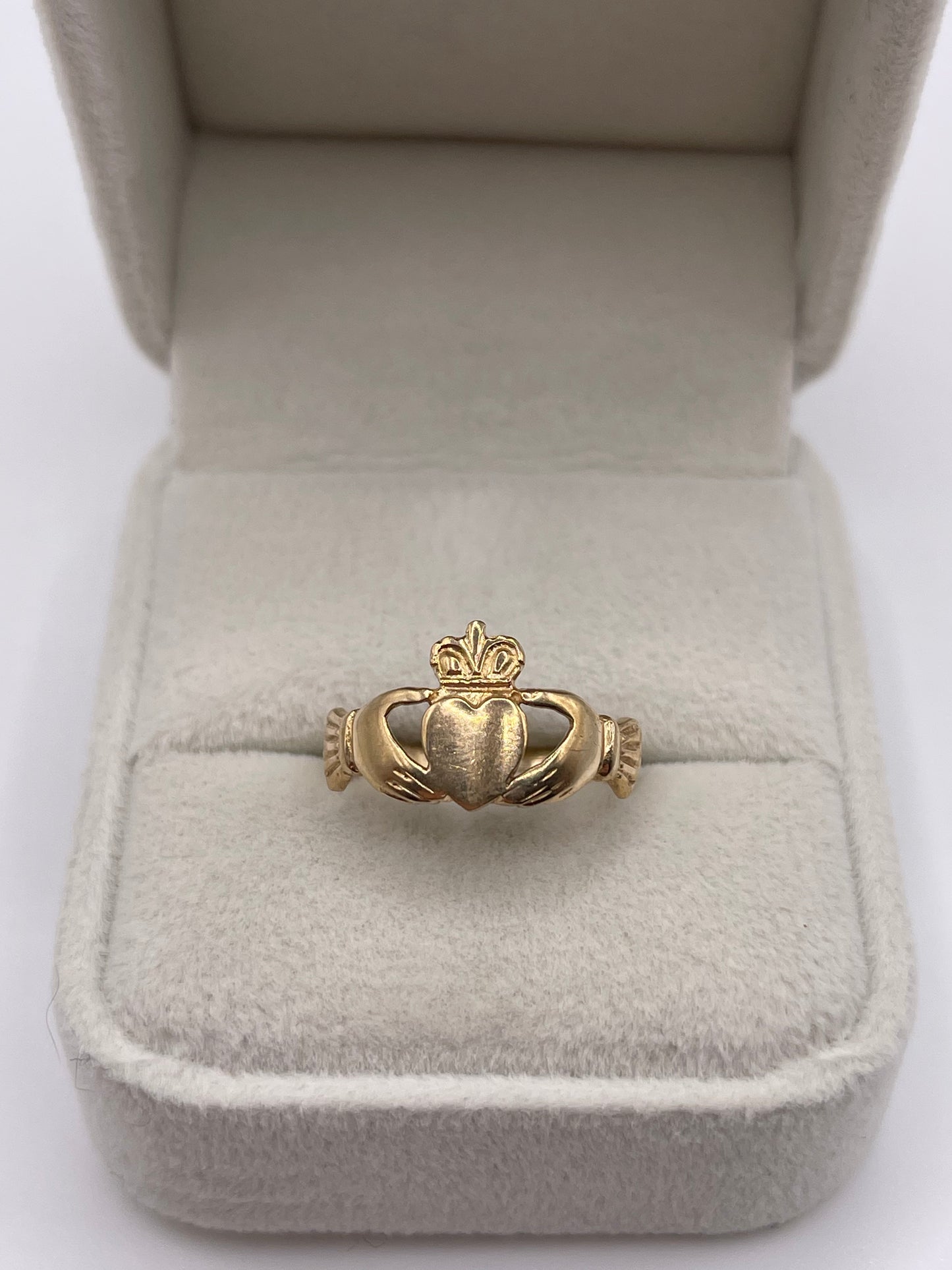 9ct gold claddagh ring