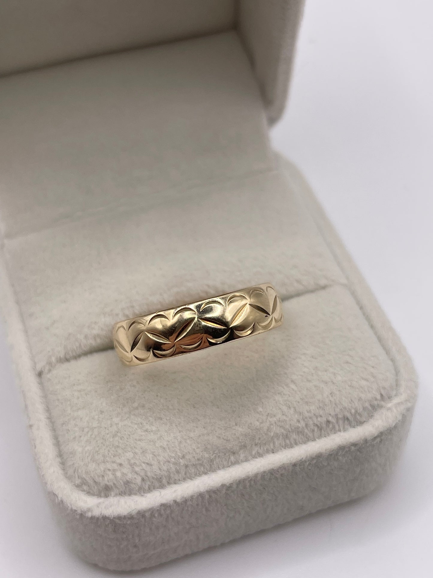9ct gold patterned band