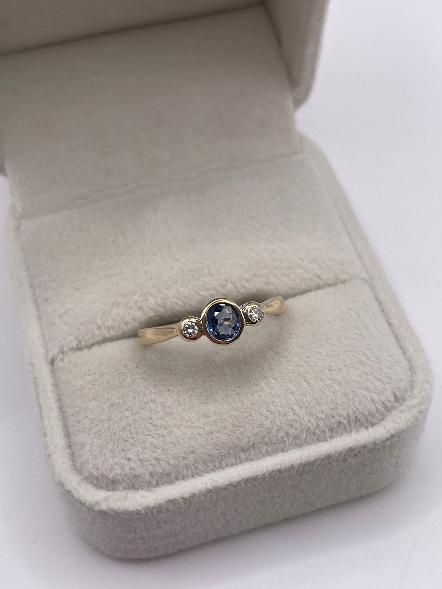 9ct gold sapphire and diamond ring