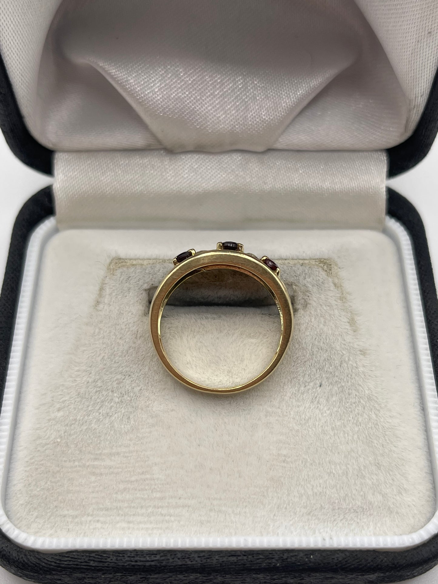 9ct gold garnet ring