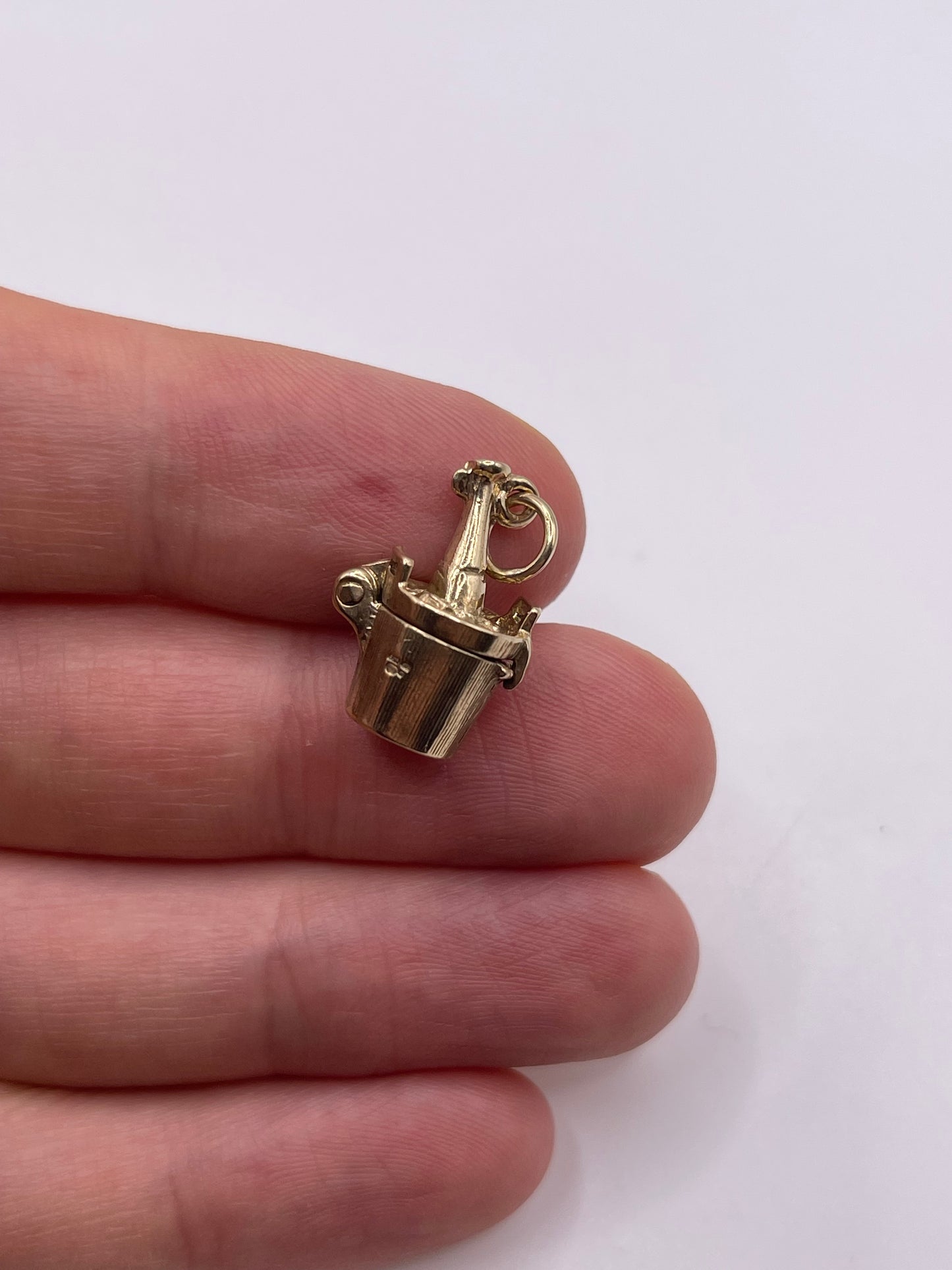9ct gold champagne charm