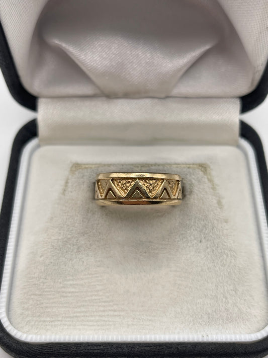 9ct gold patterned band