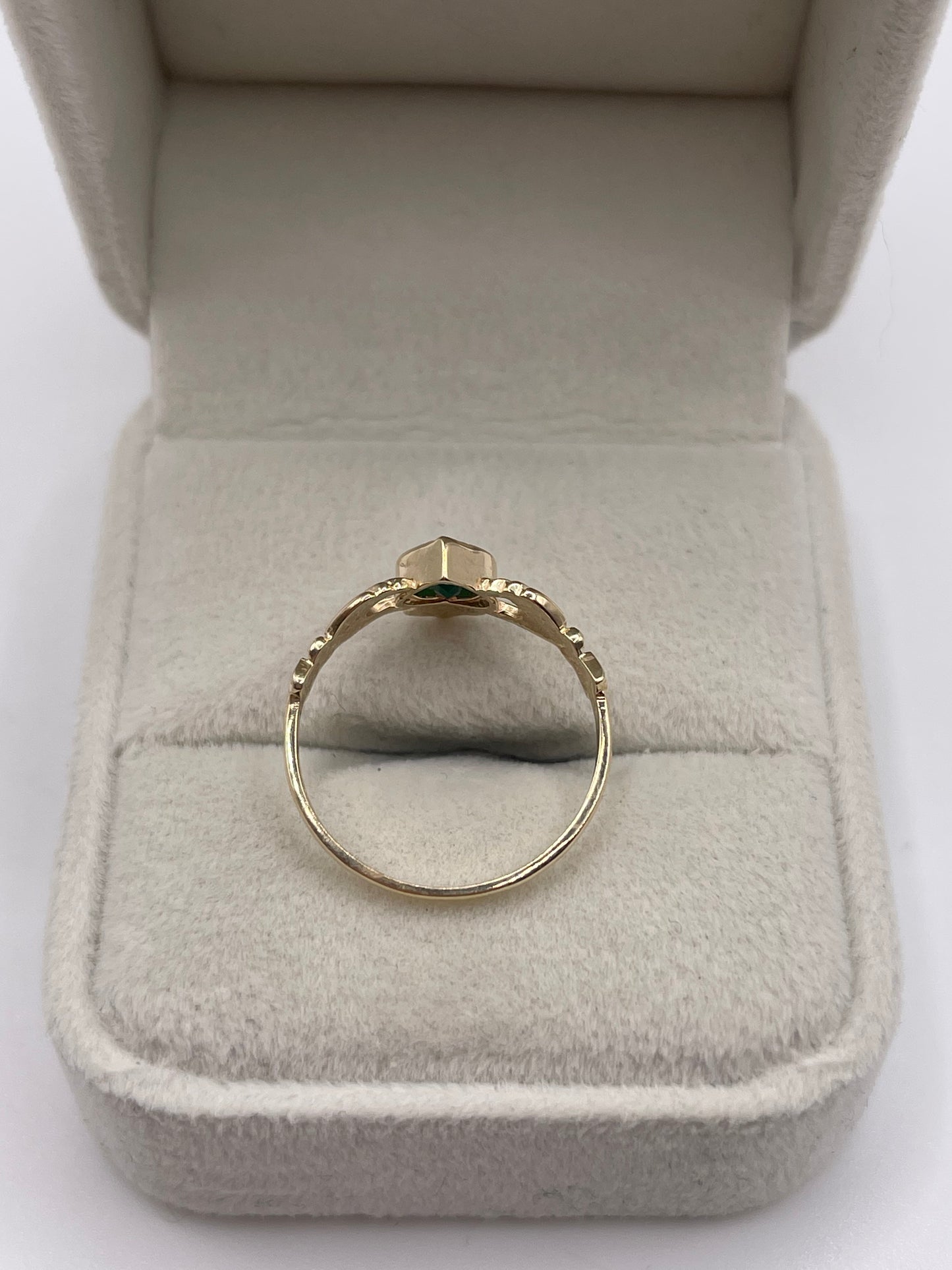 9ct gold green agate claddagh ring