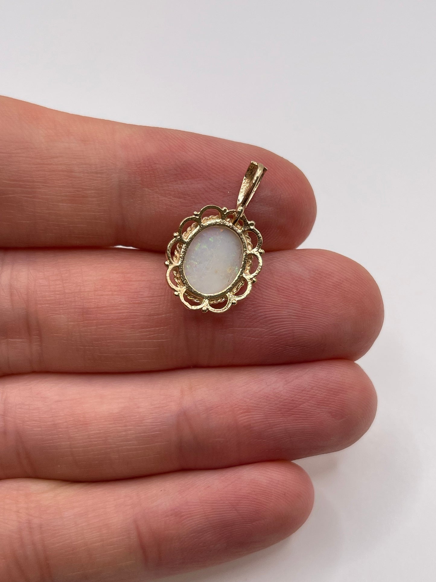 9ct gold opal pendant