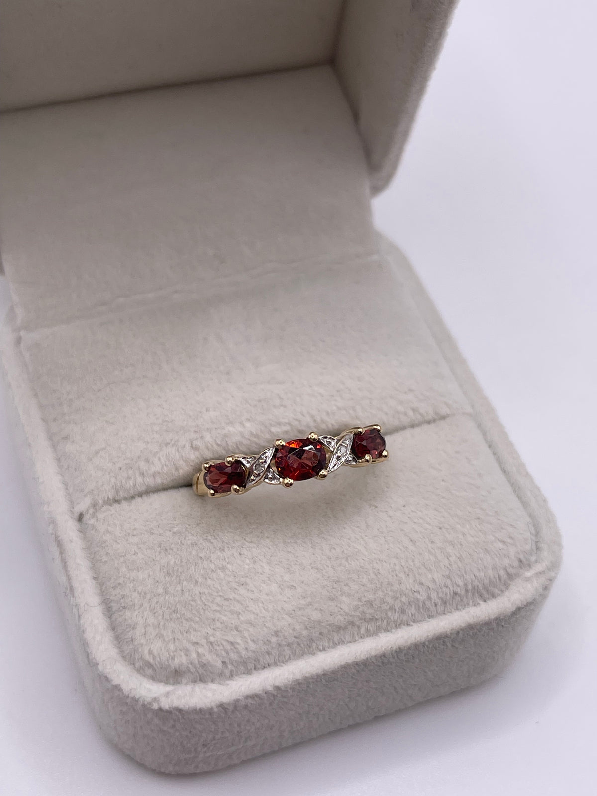 9ct gold garnet and diamond ring