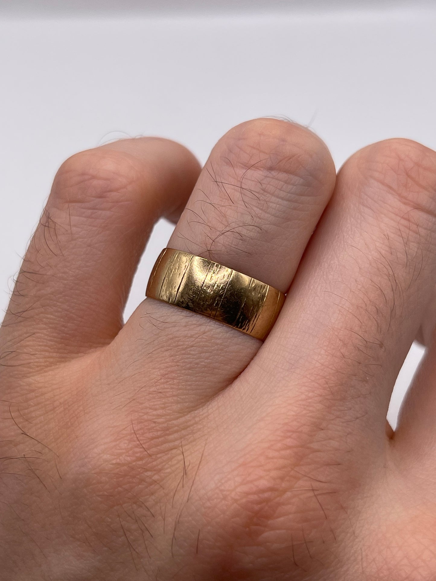 9ct gold patterned band
