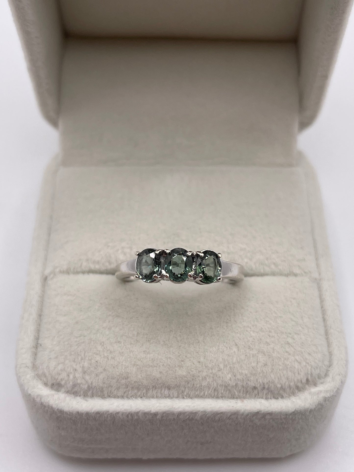 9ct white gold green sapphire ring