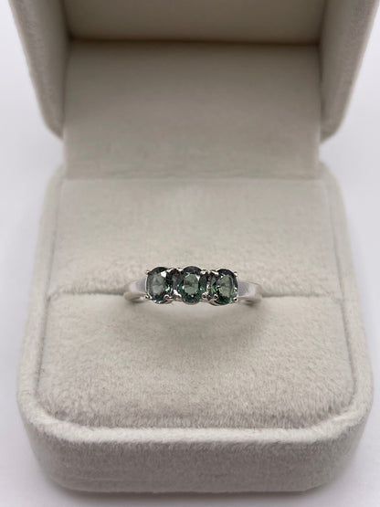 9ct white gold green sapphire ring