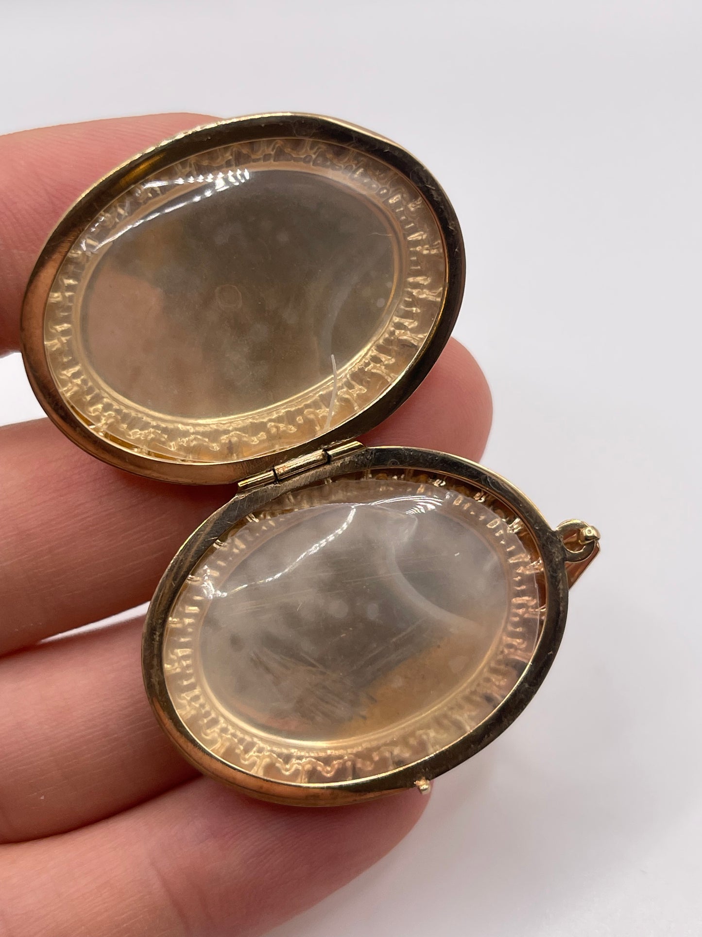 9ct gold locket pendant