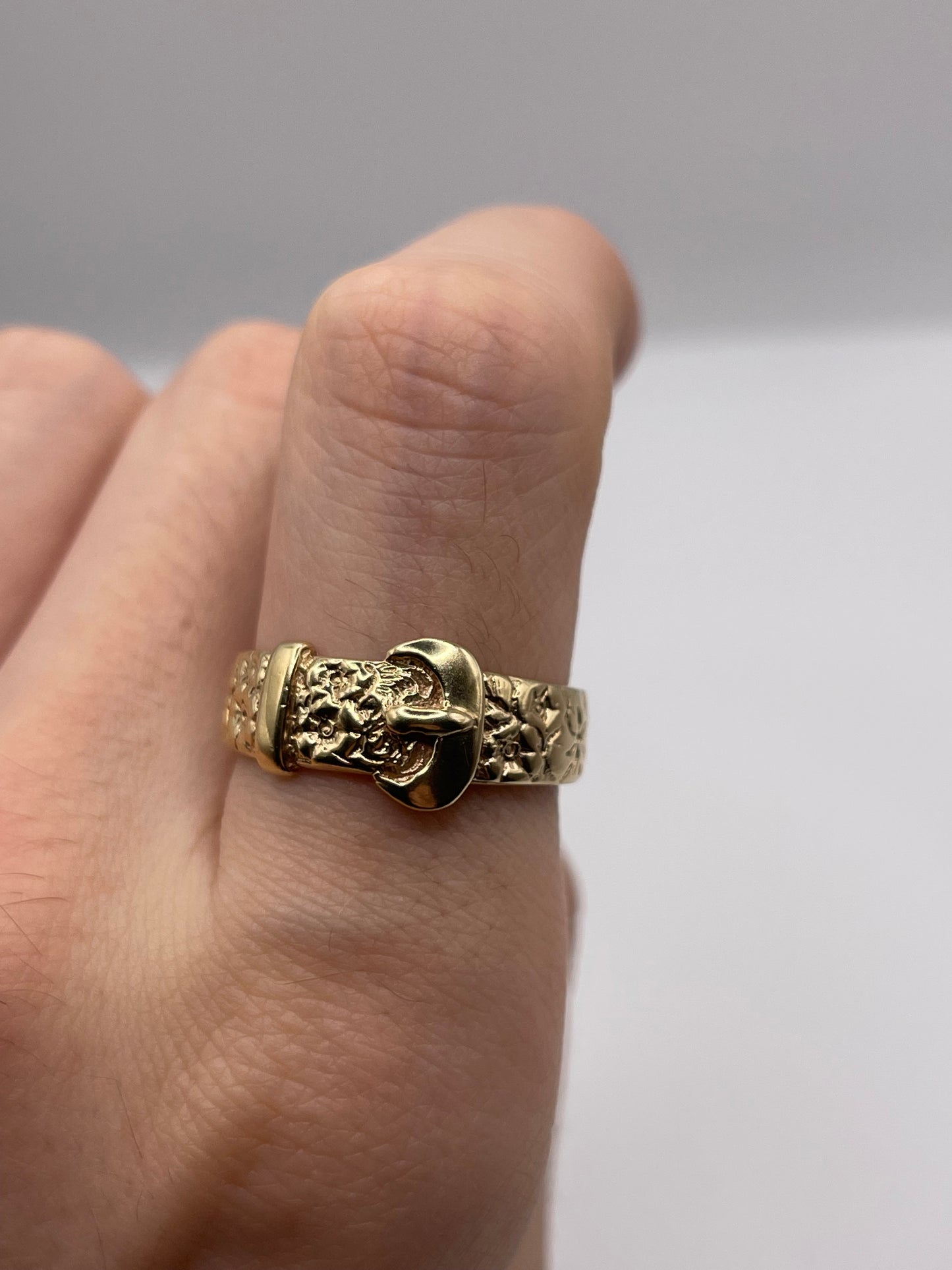 Heavy 9ct gold engraved buckle ring