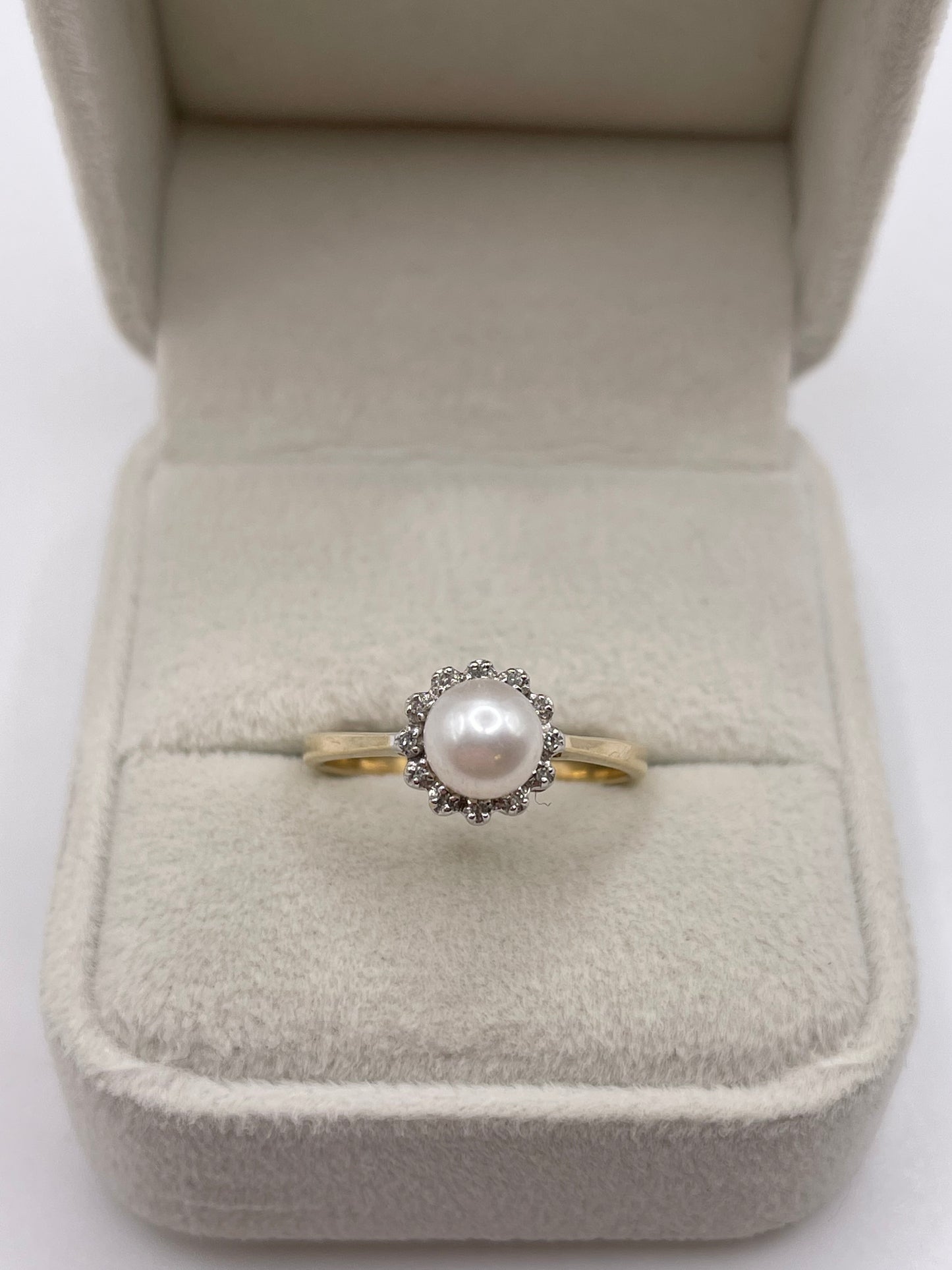 9ct gold pearl and diamond ring